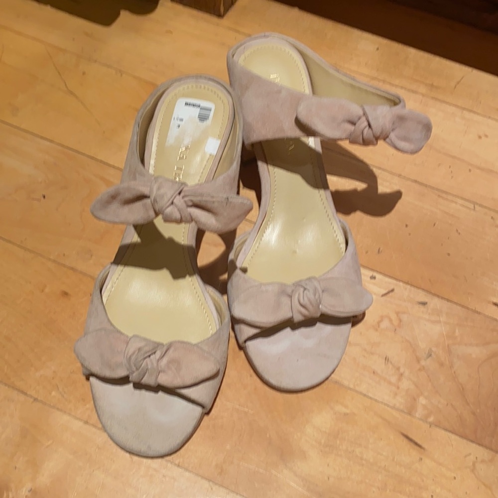 Ivanka Trump Pink Shoes with bows 6.5